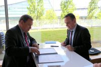 Patrick VUILLERMOZ, directeur de Plastipolis, et Axel BLOCHWITZ, PDG d’InnoNet Kunststoff signent l'accord de partenariat.